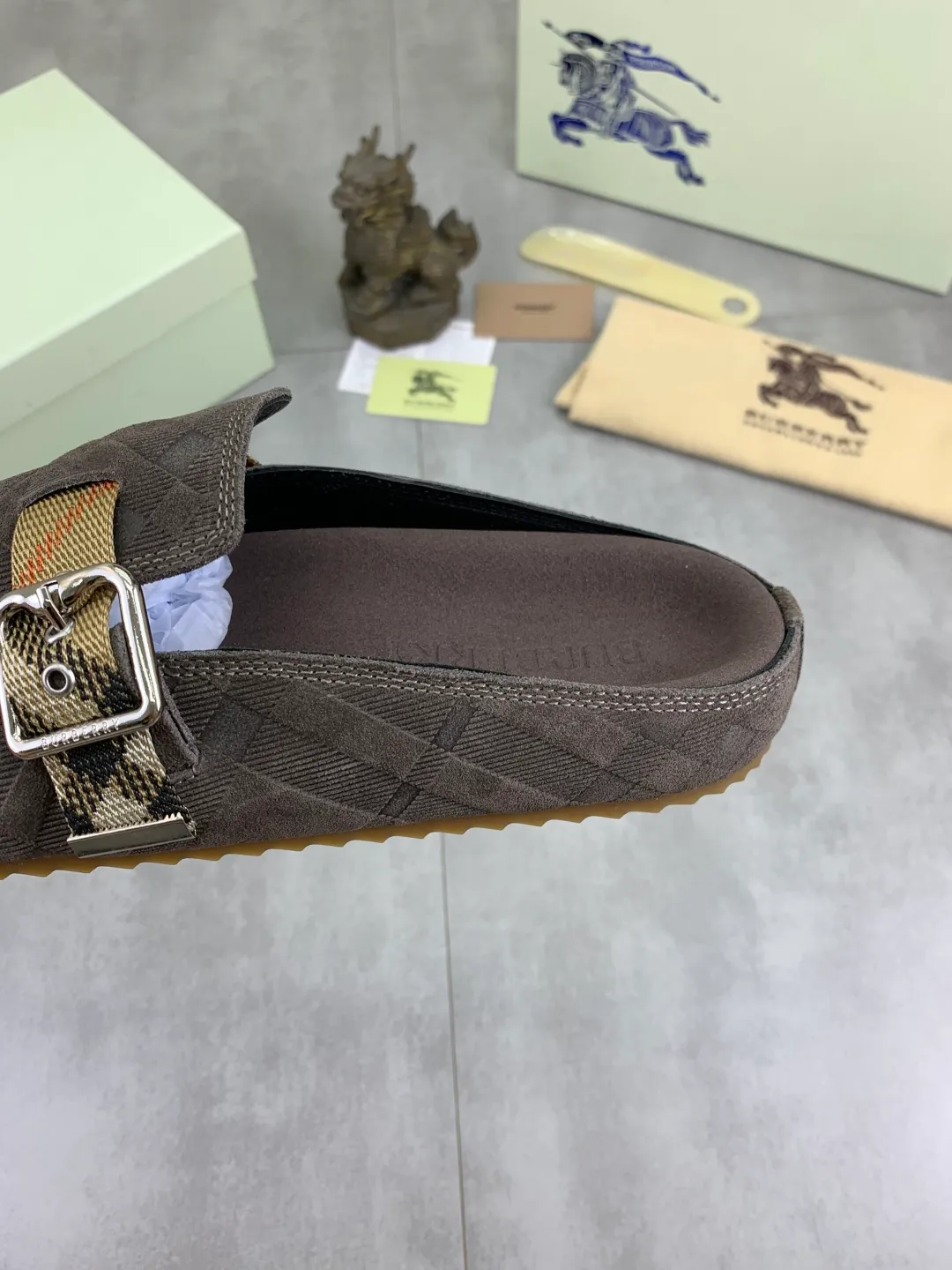 Men's Men's Shoes 💰P620 💰【New Style】Top Version 🆘【Burberry】New Burberry Slippers are on the market with perfect workmanship! 🔥Perfect shape and top quality🙈Non-slip and wear-resistant high-end rubber outsole👣Versatile and comfortable shoes, standard size: 39-45 (38 46 customized) 5️⃣colors available Top-quality packaging